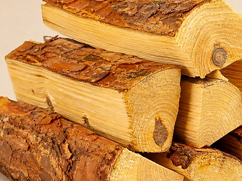 Смешанная партия дров в кузове перед разгрузкой